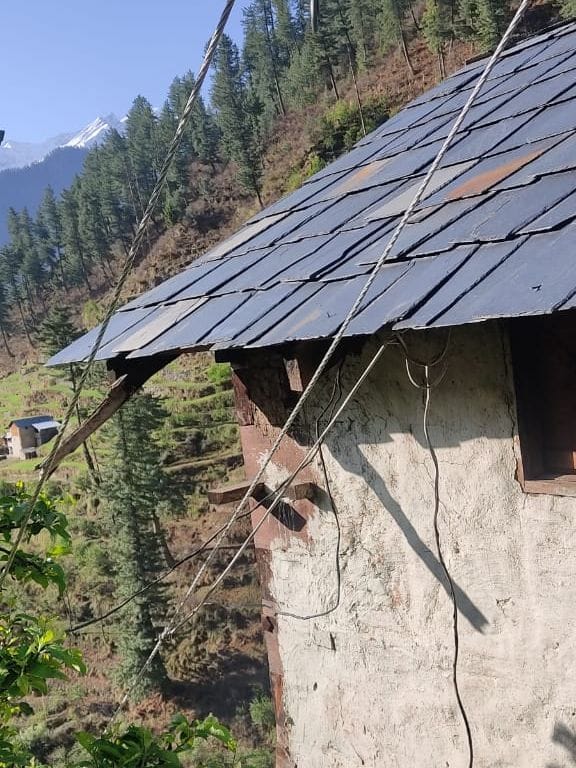 The feat of the electricity board: wires tied to the roof of the house