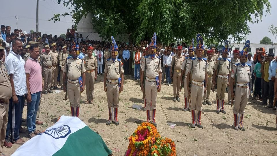 cabinet minister Jaiveer Singh paid tribute to CRPF jawan in Mainpuri