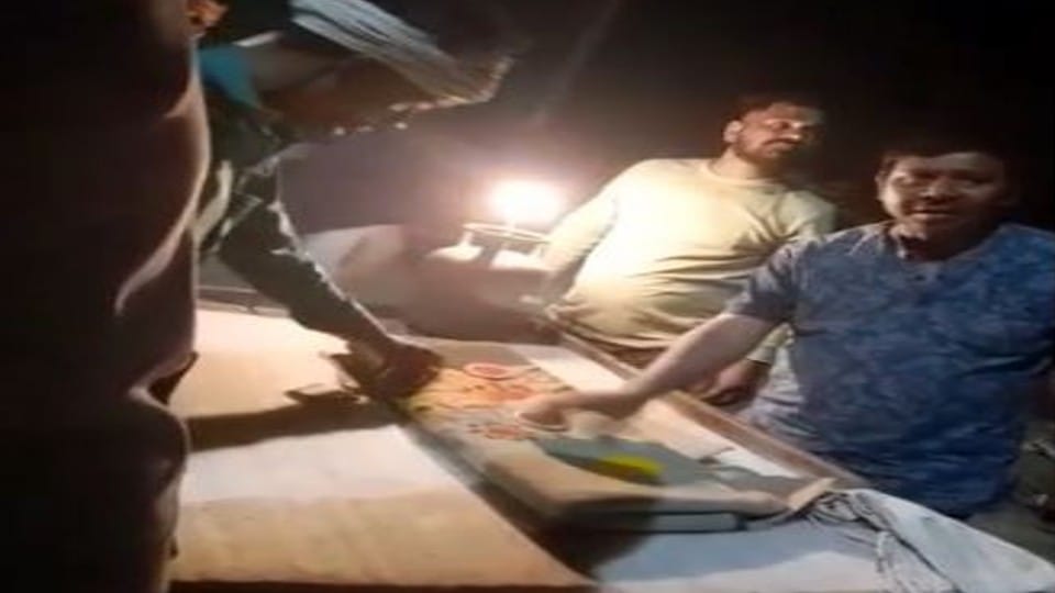people gambling on Giriraj Parikrama Marg in Govardhan Mathura