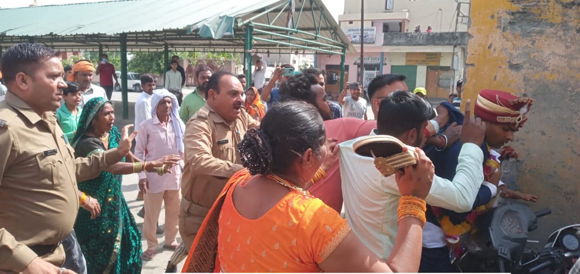 Second Wife beating groom he doing third marriage in Udham Singh Nagar, See photos