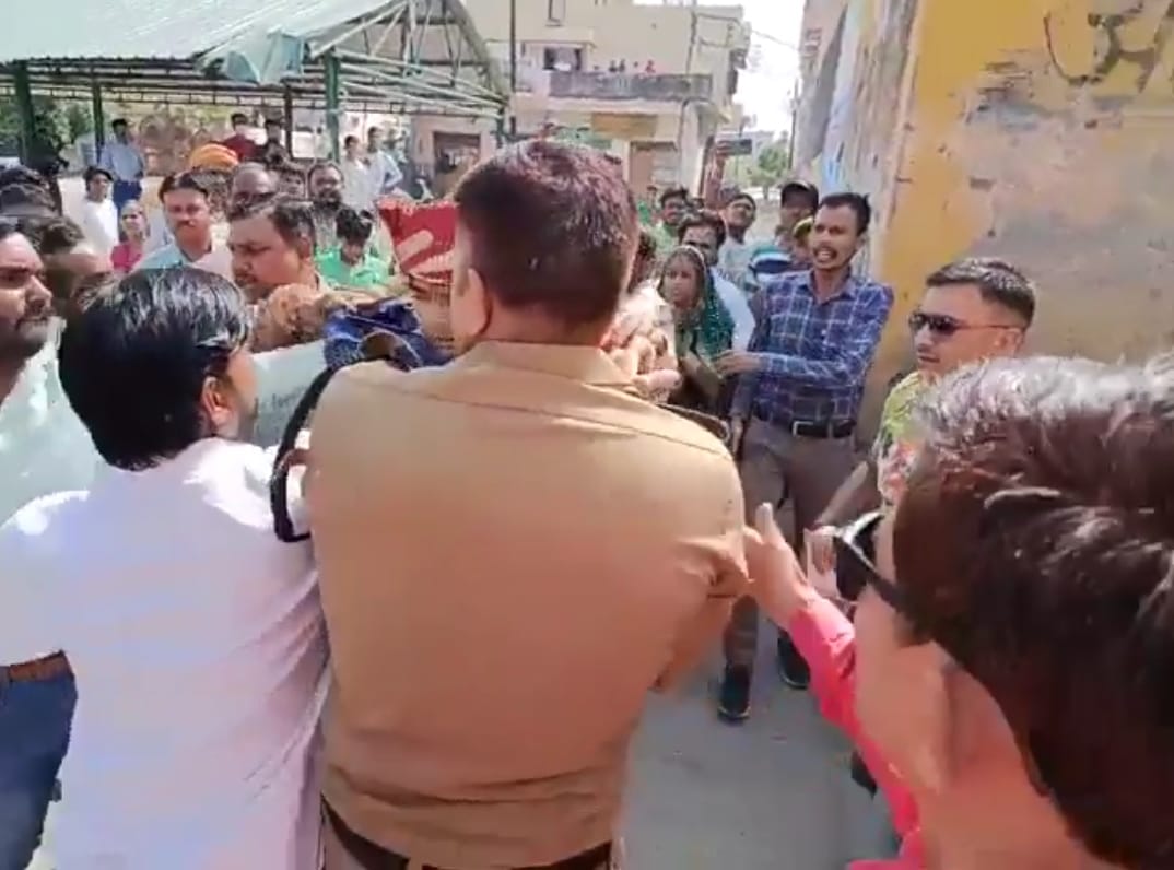Second Wife beating groom he doing third marriage in Udham Singh Nagar, See photos