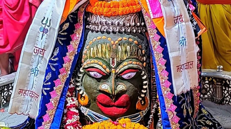 Ujjain: Mahakal adorned as Hanuman, devotees arrived for darshan, Baba Bal Hanuman's palanquin traveled