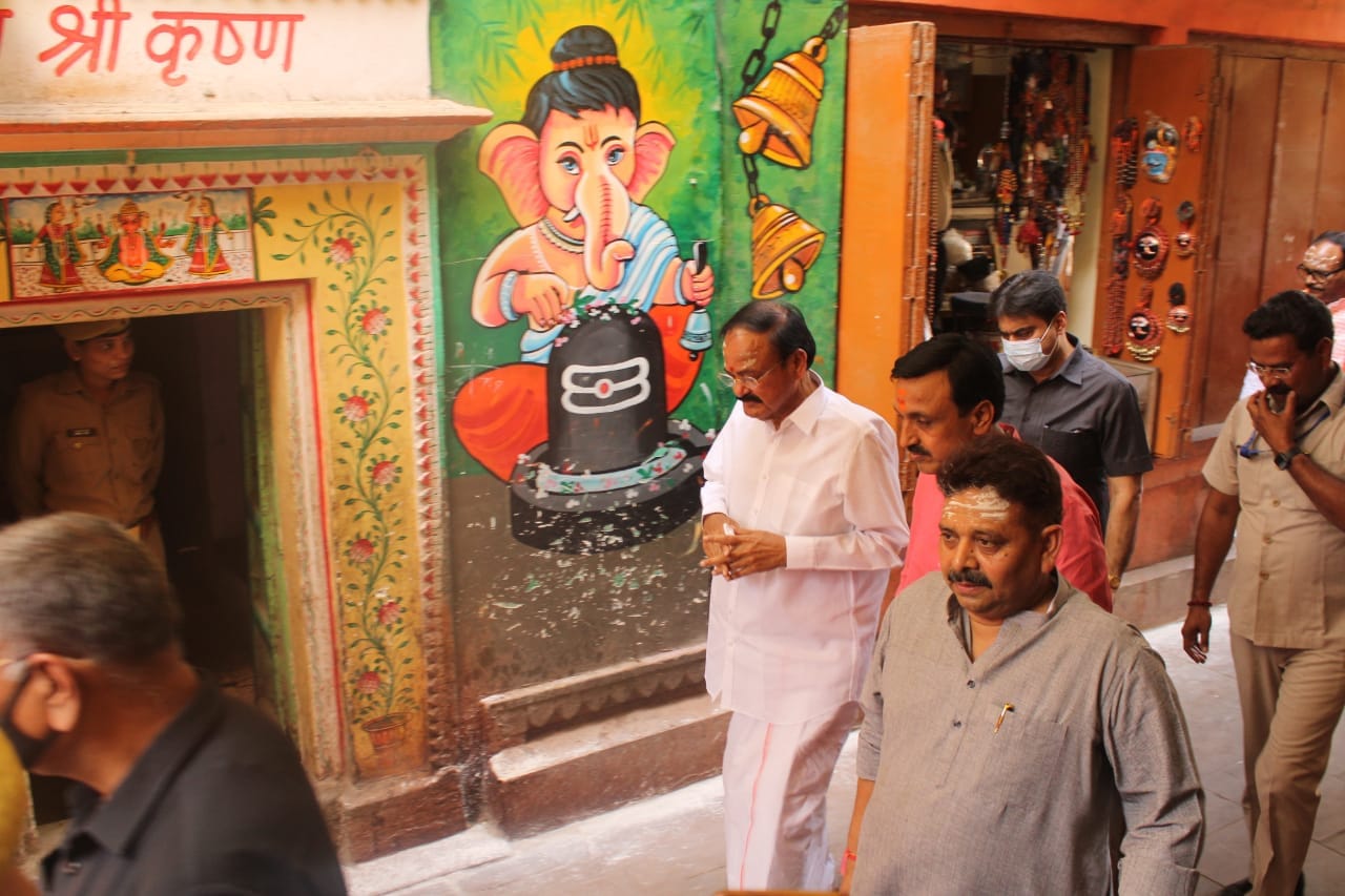 Vice President Venkaiah Naidu visit Varanasi kashi vishwanath dham  Mann ki Baat written in  visitor diary