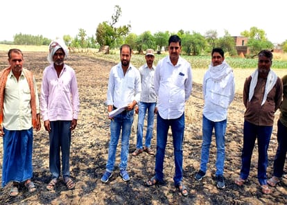 आग लगने से राख फसल की जानकारी देते किसान