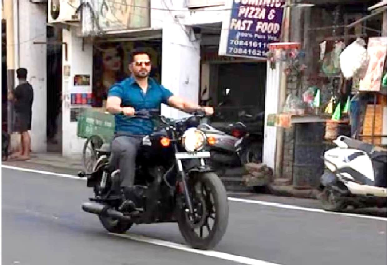 Shooting of film Bawal in Kanpur, police cut challan for actor Varun Dhawan breaking traffic rules