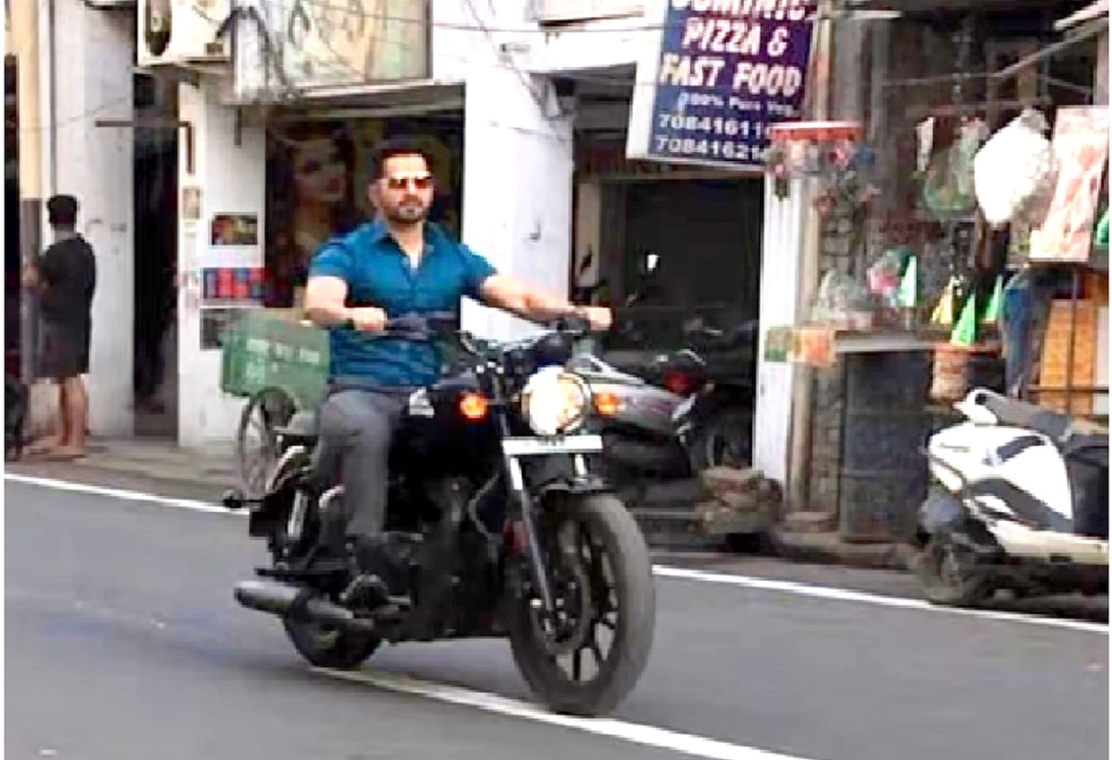 Shooting of film Bawal in Kanpur, police cut challan for actor Varun Dhawan breaking traffic rules