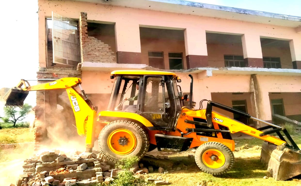 Baba's bulldozer in Yogi government, bulldozer went on illegal construction of SP leader in Farrukhabad