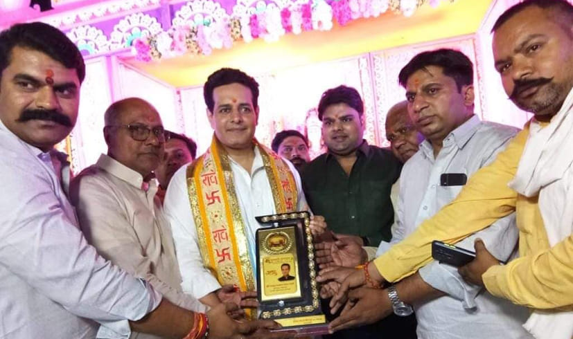Devotees dance on Maiya De Naal Bhajan to take selfie