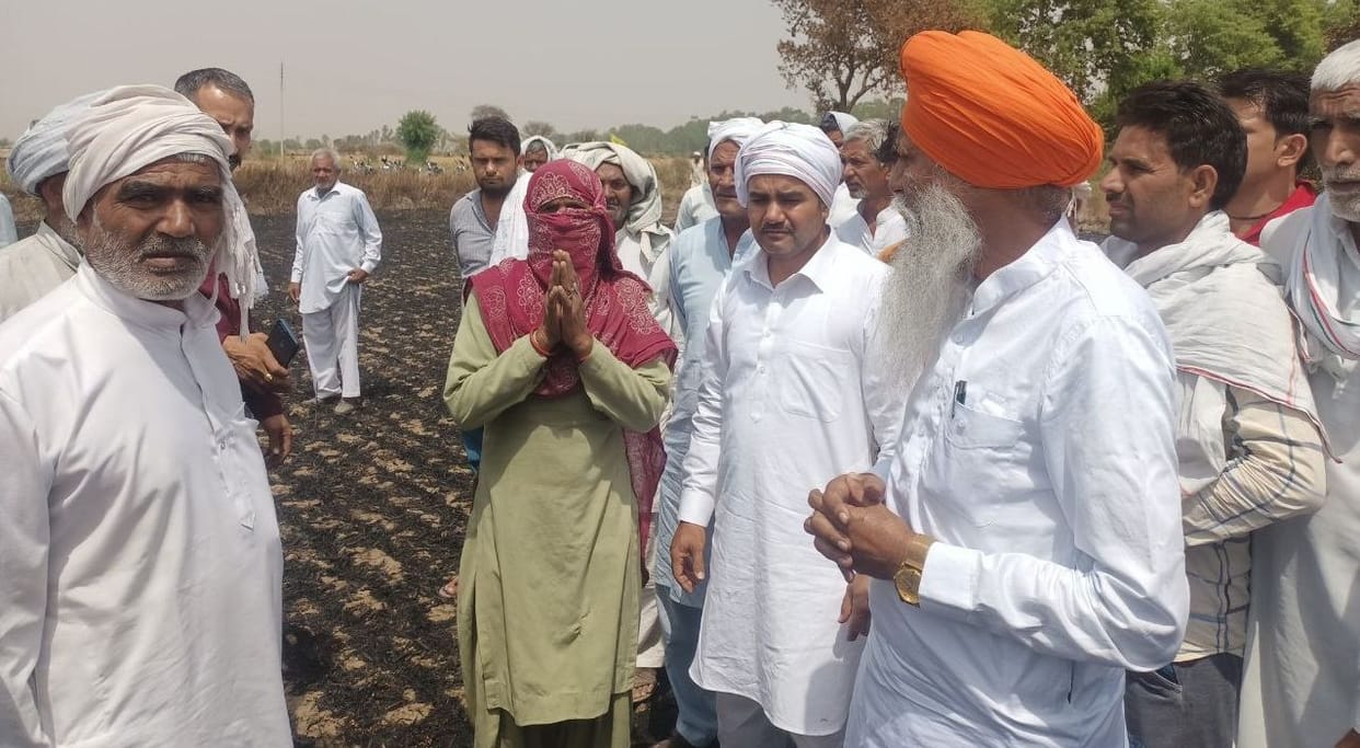 Chadhuni and Tanwar came to see the burnt crop