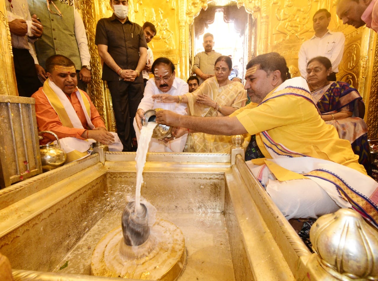 Vice President Venkaiah Naidu visit Varanasi kashi vishwanath dham  Mann ki Baat written in  visitor diary