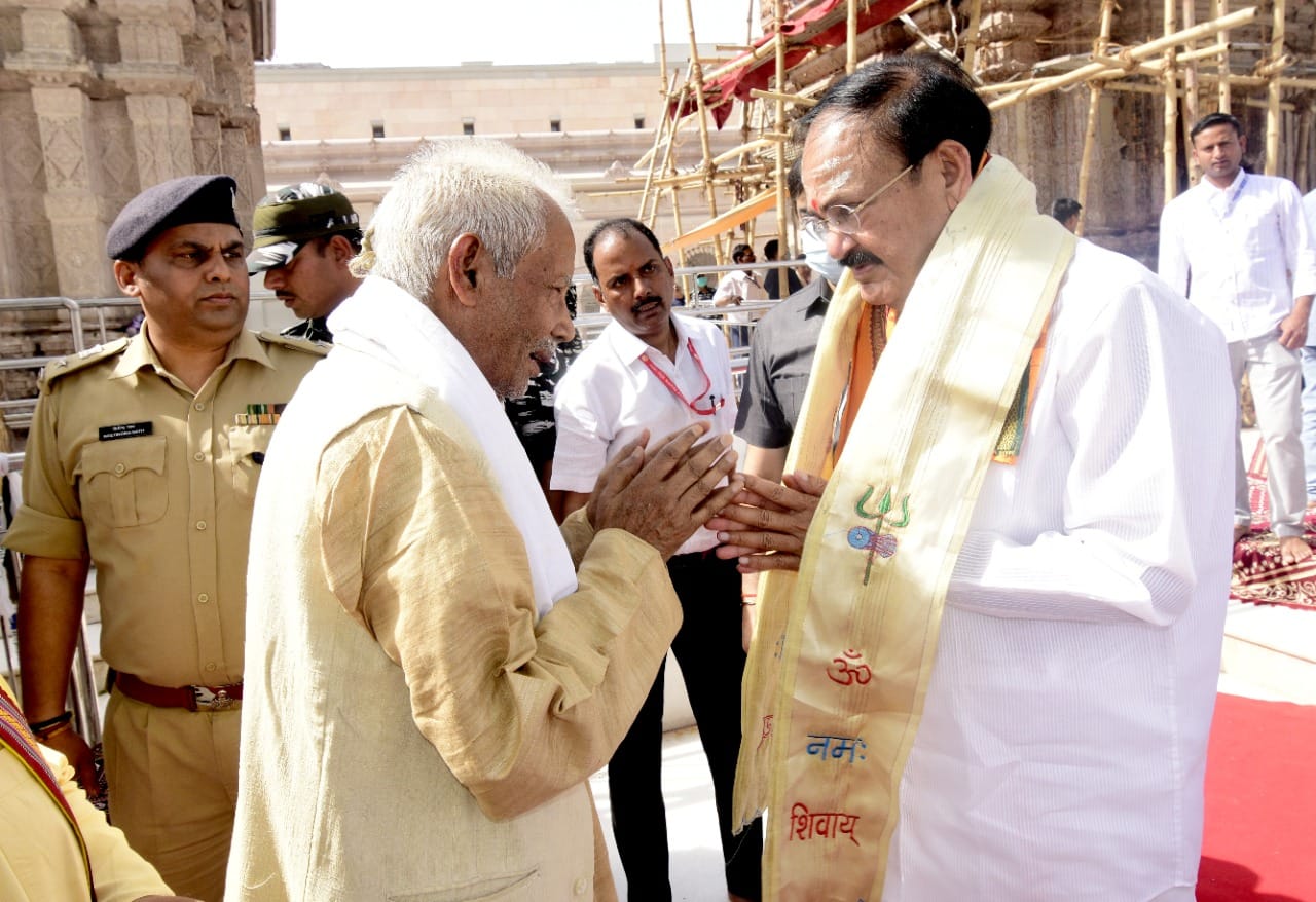 Vice President Venkaiah Naidu visit Varanasi kashi vishwanath dham  Mann ki Baat written in  visitor diary