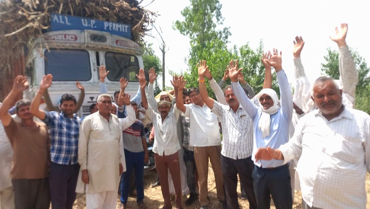 Farmers' uproar over not getting slips for weighing sugarcane