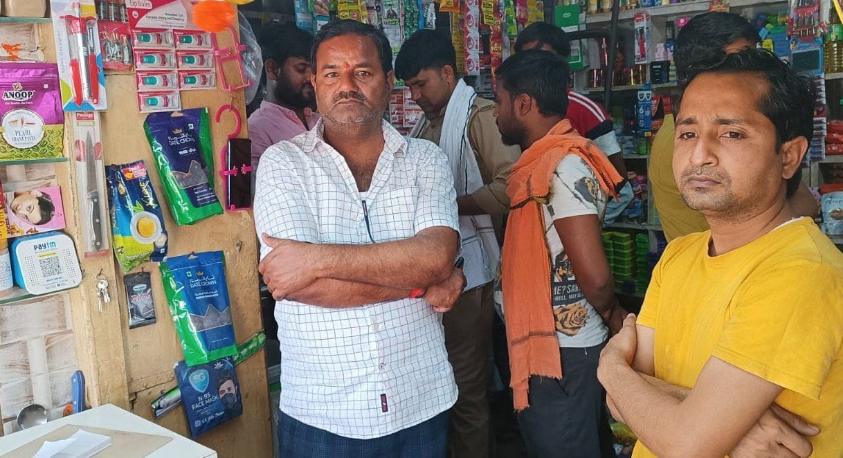 17 thousand looted from grocery shopkeeper in broad daylight in Sheetlaganj market