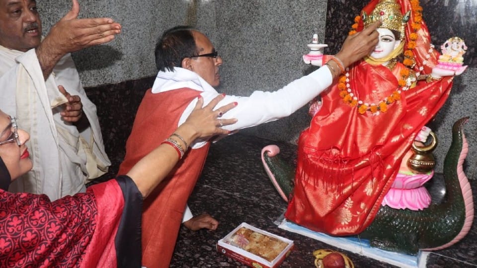 Dewas: CM Shivraj reached Karunadham Ashram of Karondamafi, said - Government will run drug de-addiction campaign in collaboration with saints and saints