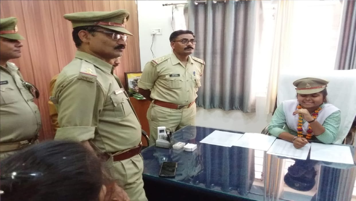 Mahoba Komal becoming a police station chief learned khaki work
