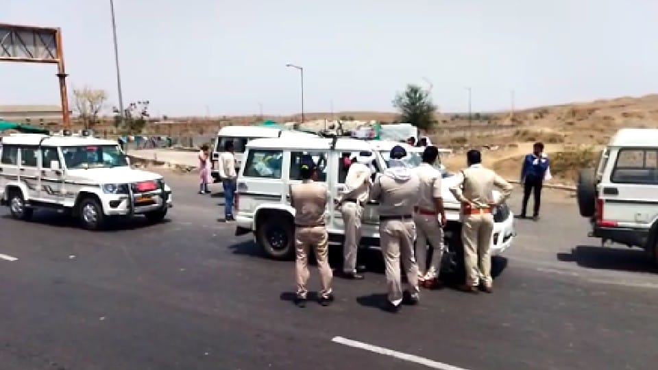 Sendhwa nuisance: Medha Patkar and Supreme Court lawyer Hashmi stopped 10 km before Sedhwa, many police vehicles stopped in front of the car