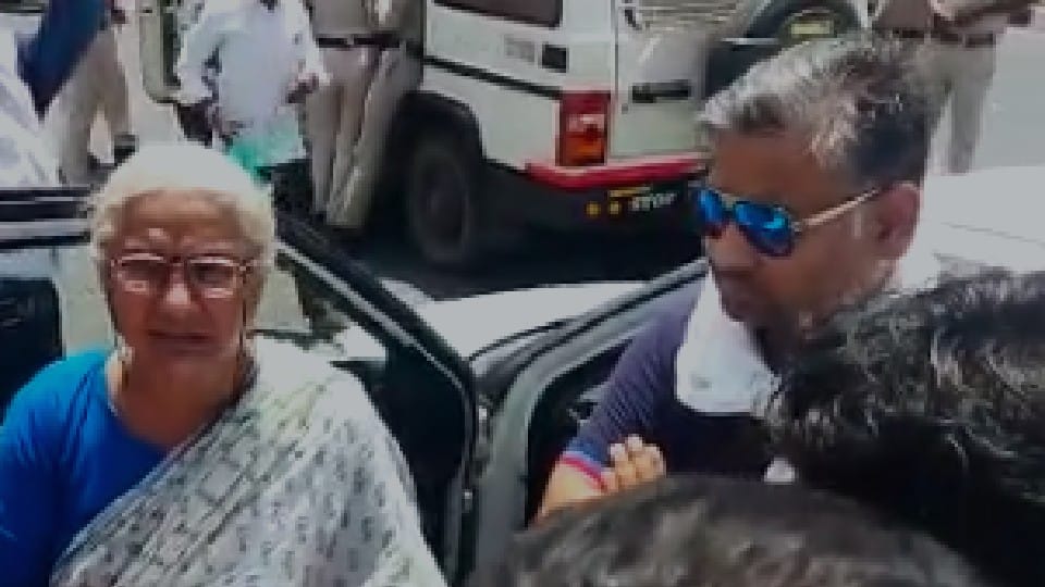 Sendhwa nuisance: Medha Patkar and Supreme Court lawyer Hashmi stopped 10 km before Sedhwa, many police vehicles stopped in front of the car