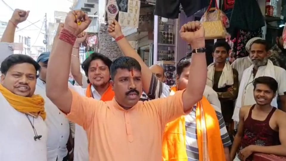 BJP workers protest against Ajan from loudspeaker in mathura