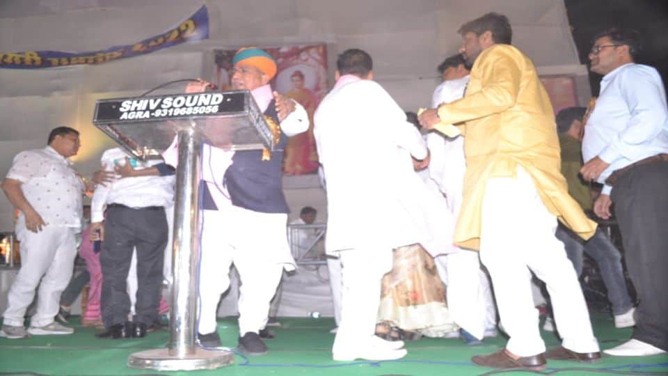 people shouting after falling of iron stand on stage of Bhim NagarI in Agra