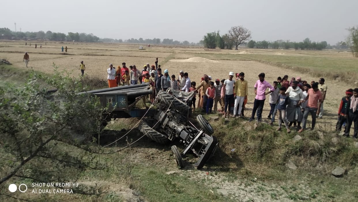 Accident in Mirzapur Tractor-trolley overturned uncontrollably worker killed and three injured