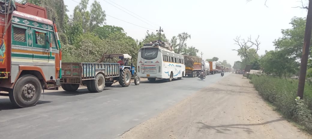 People struggled with jam, police remained absent