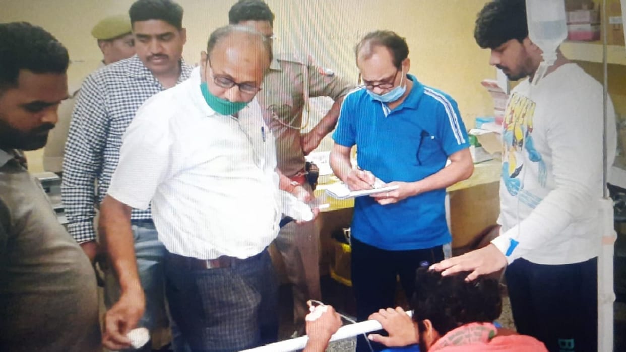 Bijnor News: two youth attacked many youths attackers escaped while firing
