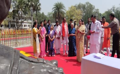 Vice President Venkaiah Naidu Varanasi Visit second day worship in kashi vishwanath dham also see Deendayal Upadhyay memorial