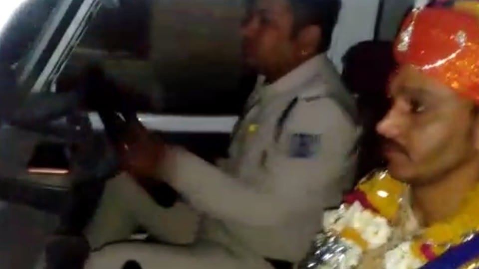 Ujjain: Dabangs took off the groom from the mare, broke the pavilion, the police took out Balona by sitting in a jeep