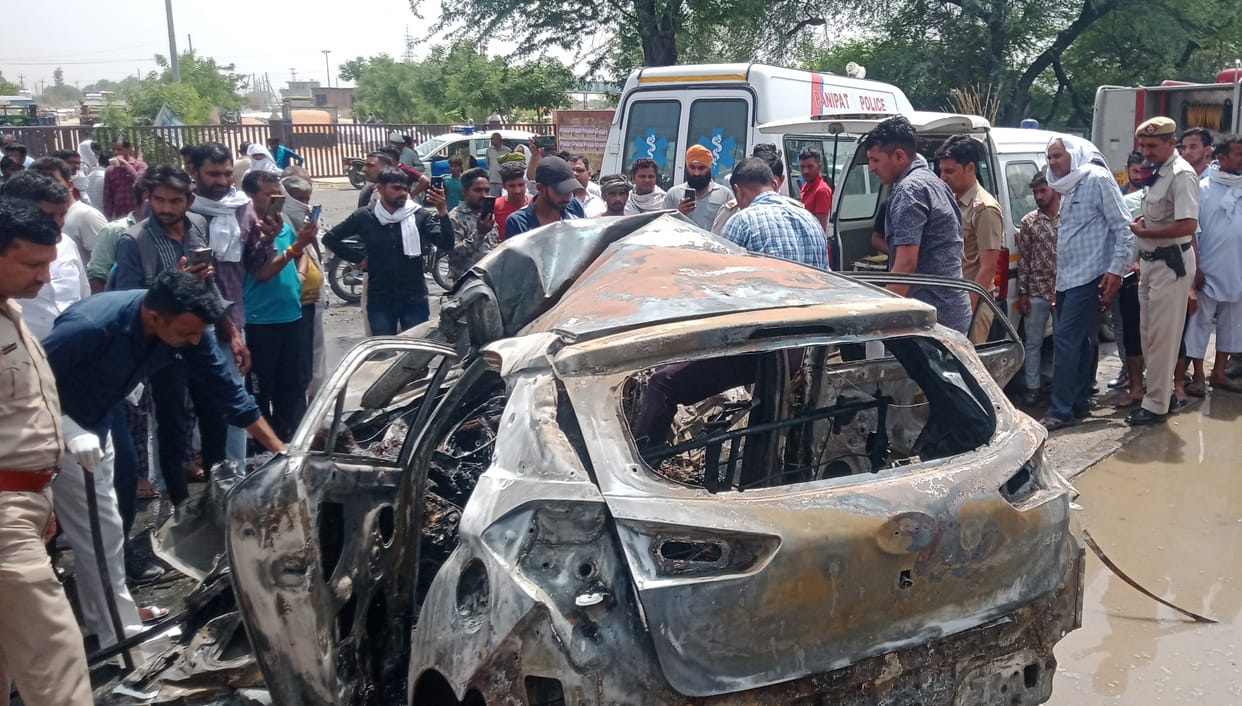Keep pushing on the windows of the car, no broken glass, friends burnt alive