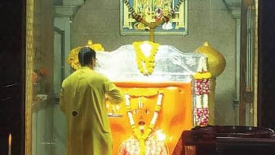 Indore: Crowd gathered in temples on Hanuman birth anniversary, Hanumant Wada prepared in Ranjit Hanuman temple, the process of darshan going on since morning