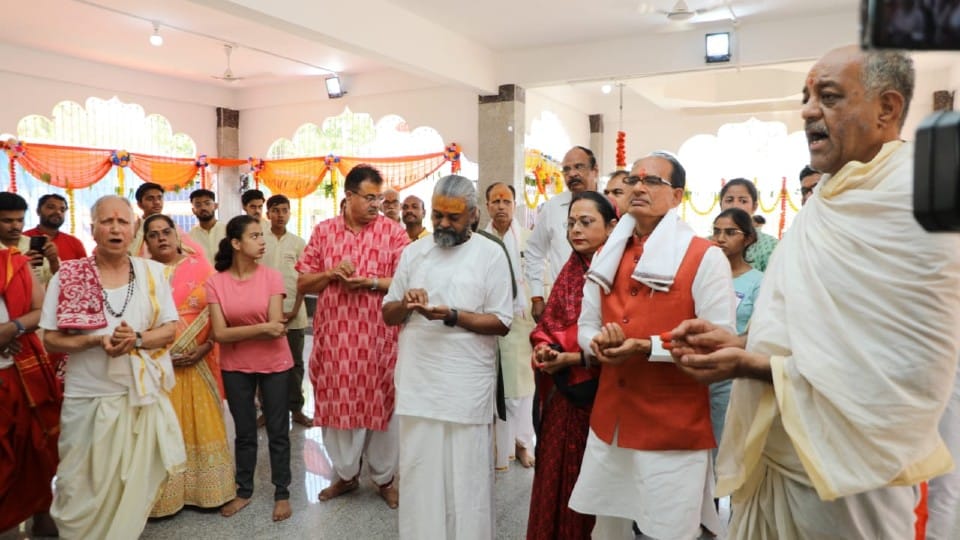 Dewas: CM Shivraj reached Karunadham Ashram of Karondamafi, said - Government will run drug de-addiction campaign in collaboration with saints and saints