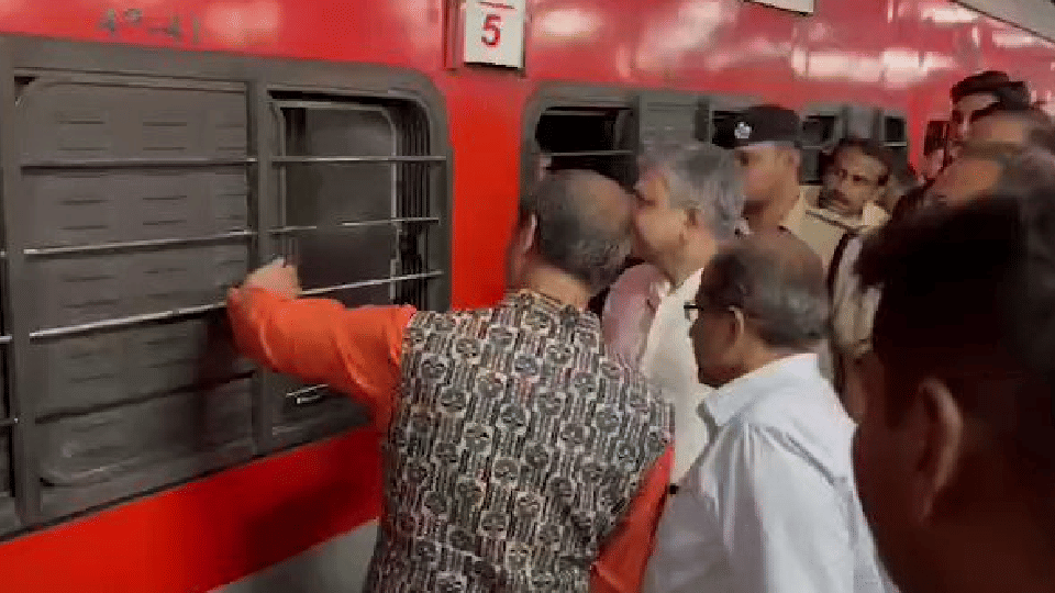 Railway Minister Ashwini Vaishnav visits Khajuraho Railway Station to get passengers' feedback