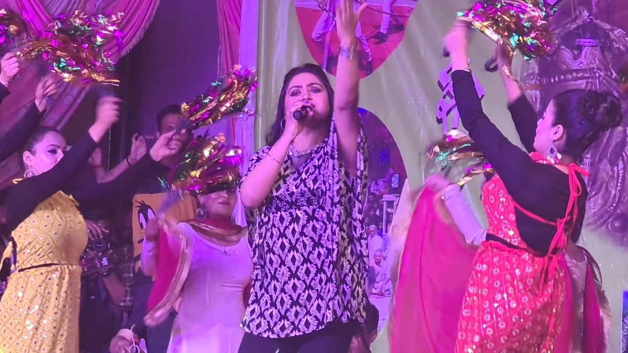 punjabi singer arshdeep kor win the heart of people in sirgul devta culture night rajgargh by their sweet songs