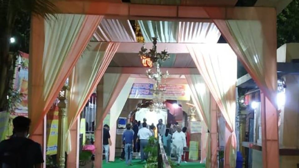 Indore: Crowd gathered in temples on Hanuman birth anniversary, Hanumant Wada prepared in Ranjit Hanuman temple, the process of darshan going on since morning