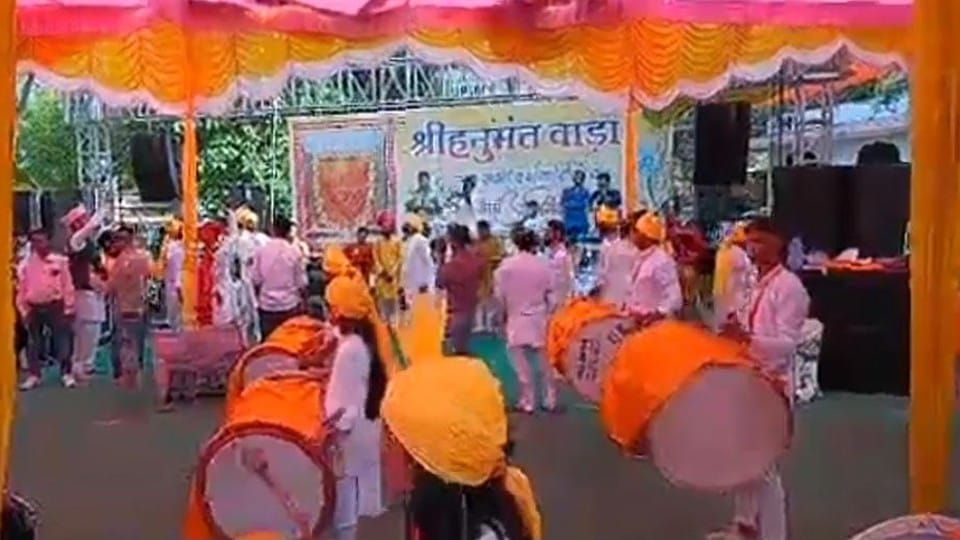 Indore: Crowd gathered in temples on Hanuman birth anniversary, Hanumant Wada prepared in Ranjit Hanuman temple, the process of darshan going on since morning
