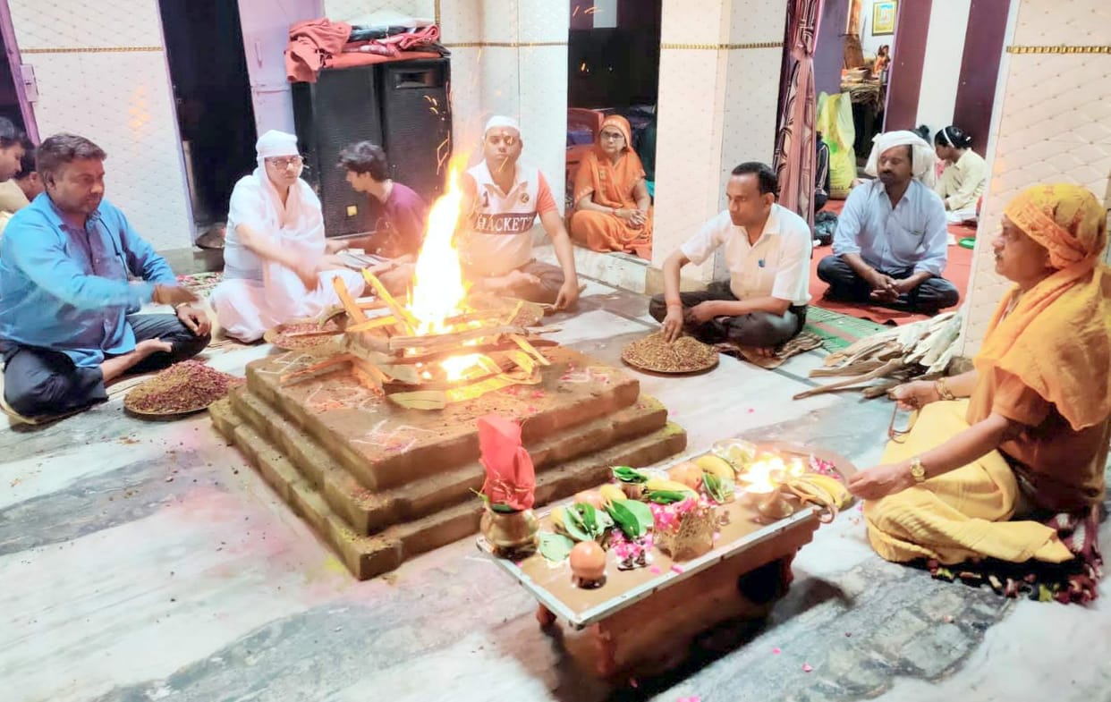 Prayed for the early appearance of Lord Shri Kalki by performing Havan.
