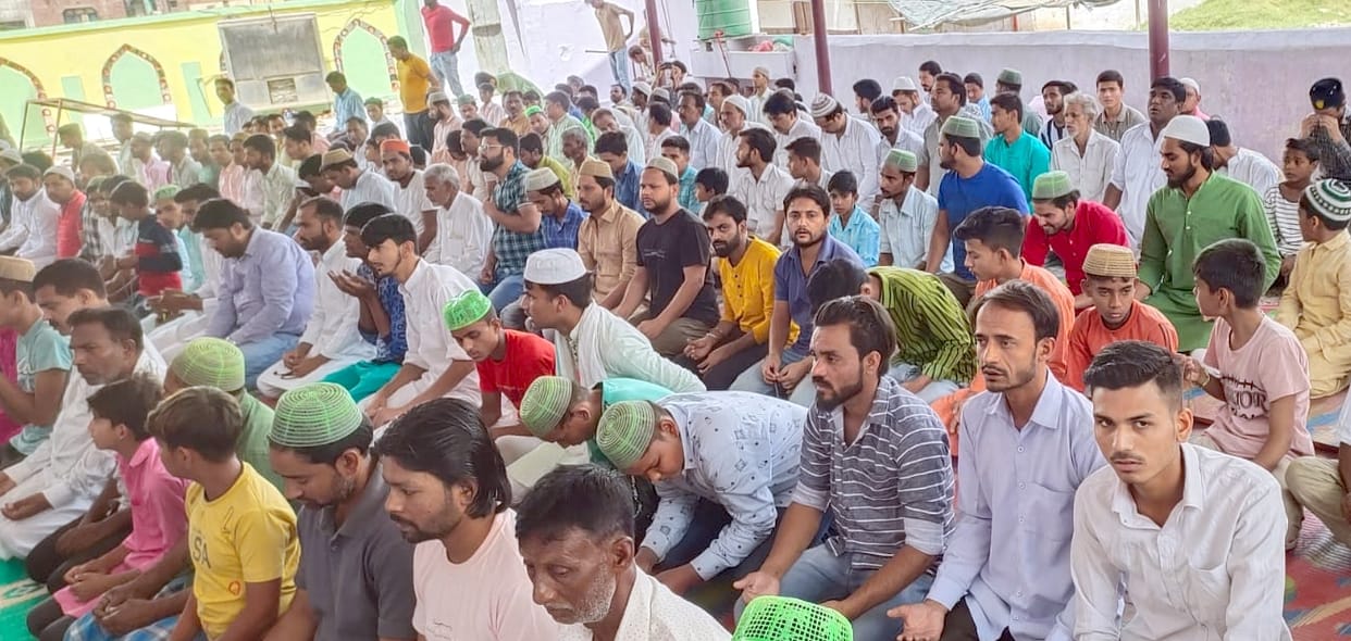On the 13th day, thousands of hands were raised for prayers in the second Friday prayers.
