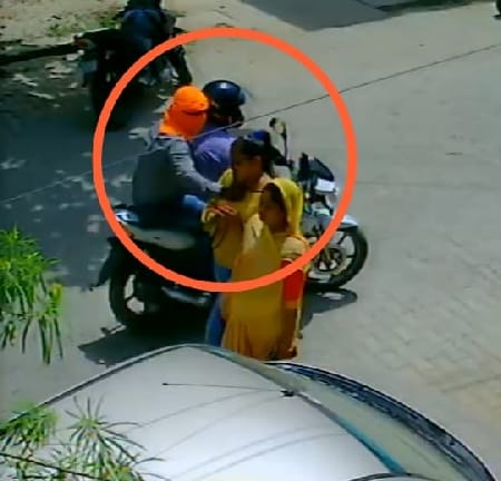 The miscreants snatched the gold chain of the girl in broad daylight in Kashinagar