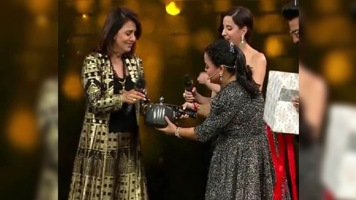 Bharti Singh gifted Neetu Kapoor a pressure cooker on hunarbaaz desh ki shaan show, the actress said I will give this to my daughter-in-law