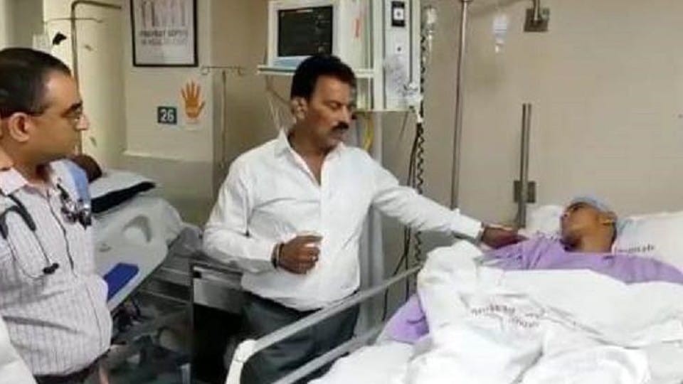 Indore: Minister Silavat, who came to meet Shivam injured in Khargone nuisance, told the doctors - there should be no shortage in treatment, whatever is needed, tell the administration