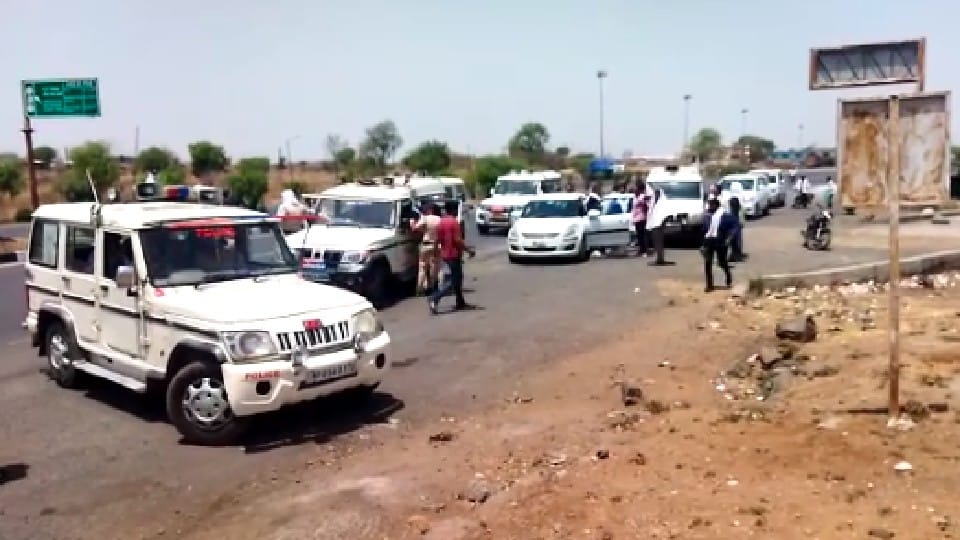 Sendhwa nuisance: Medha Patkar and Supreme Court lawyer Hashmi stopped 10 km before Sedhwa, many police vehicles stopped in front of the car
