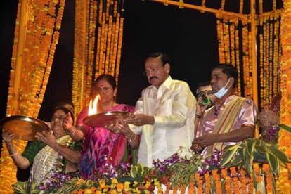 Vice President Venkaiah Naidu Varanasi Visit second day worship in kashi vishwanath dham also see Deendayal Upadhyay memorial