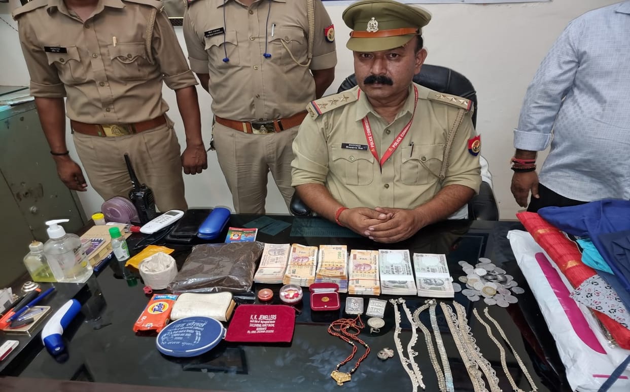 Goodwork of Varanasi Police made a smile on  face of person who came from Bihar returned suitcase full of jewelry
