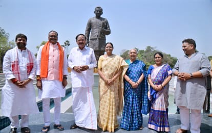 venkaiah naidu varanasi kashi visit second day flowers laid at feet of Pandit Deendayal Upadhyay also watched 3D film on his life character