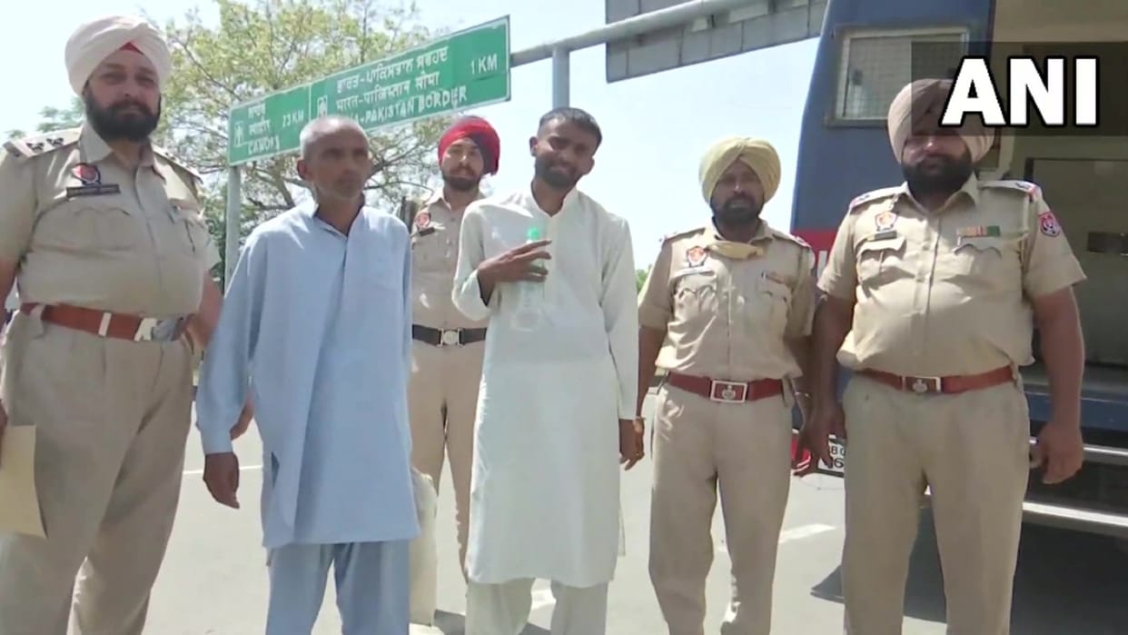 Pakistani prisoners returned to their homeland after their release from jail in India