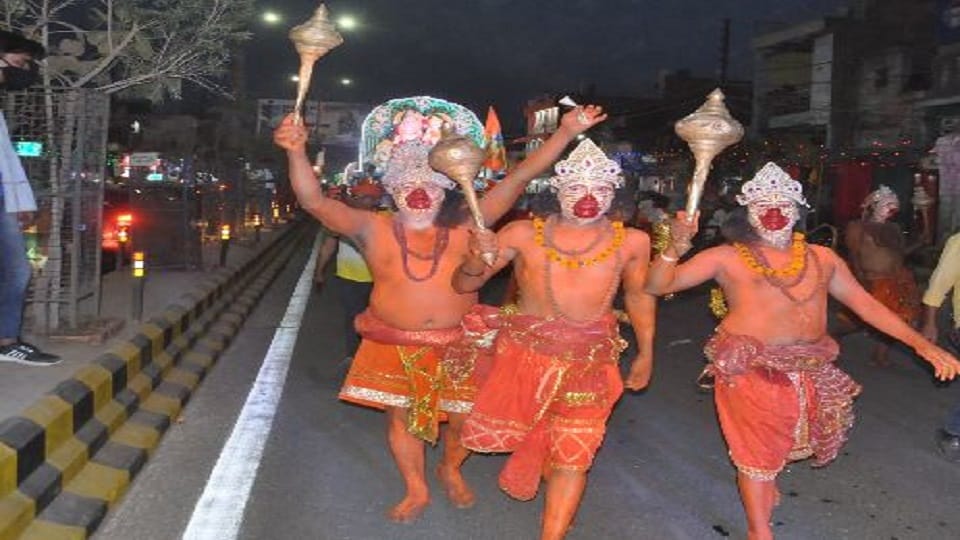 Yogi Youth Brigade workers recited Hanuman Chalisa on road performed Maha Aarti with loudspeaker in Agra