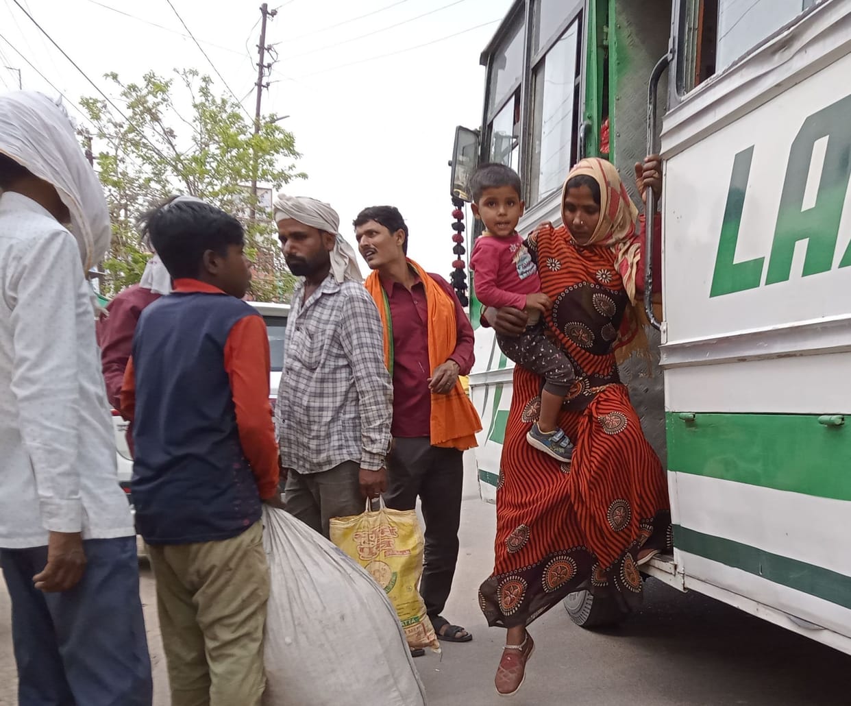 Kanpur dehat : If you want to go to Ghatampur, then you have to face the arbitrariness of private bus operators