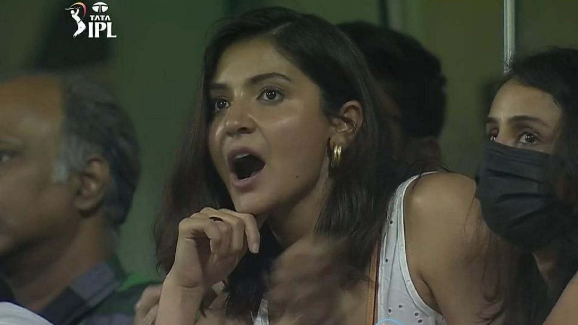 IPL 2022 MI vs LSG and DC VS RCB Match Highlights Hindi anushka reaction on virat kohli catch