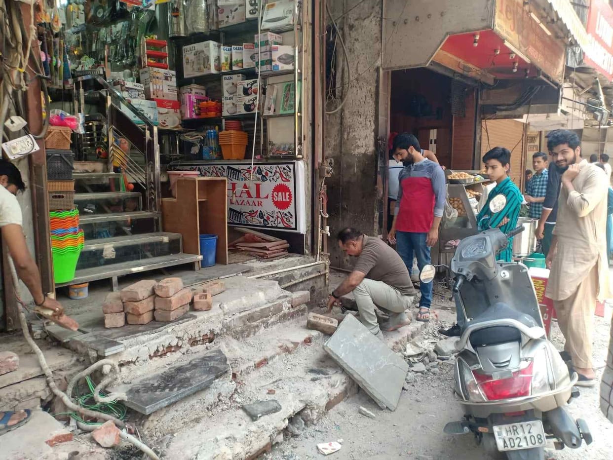 Now look at the balcony in front of the corporation's shops