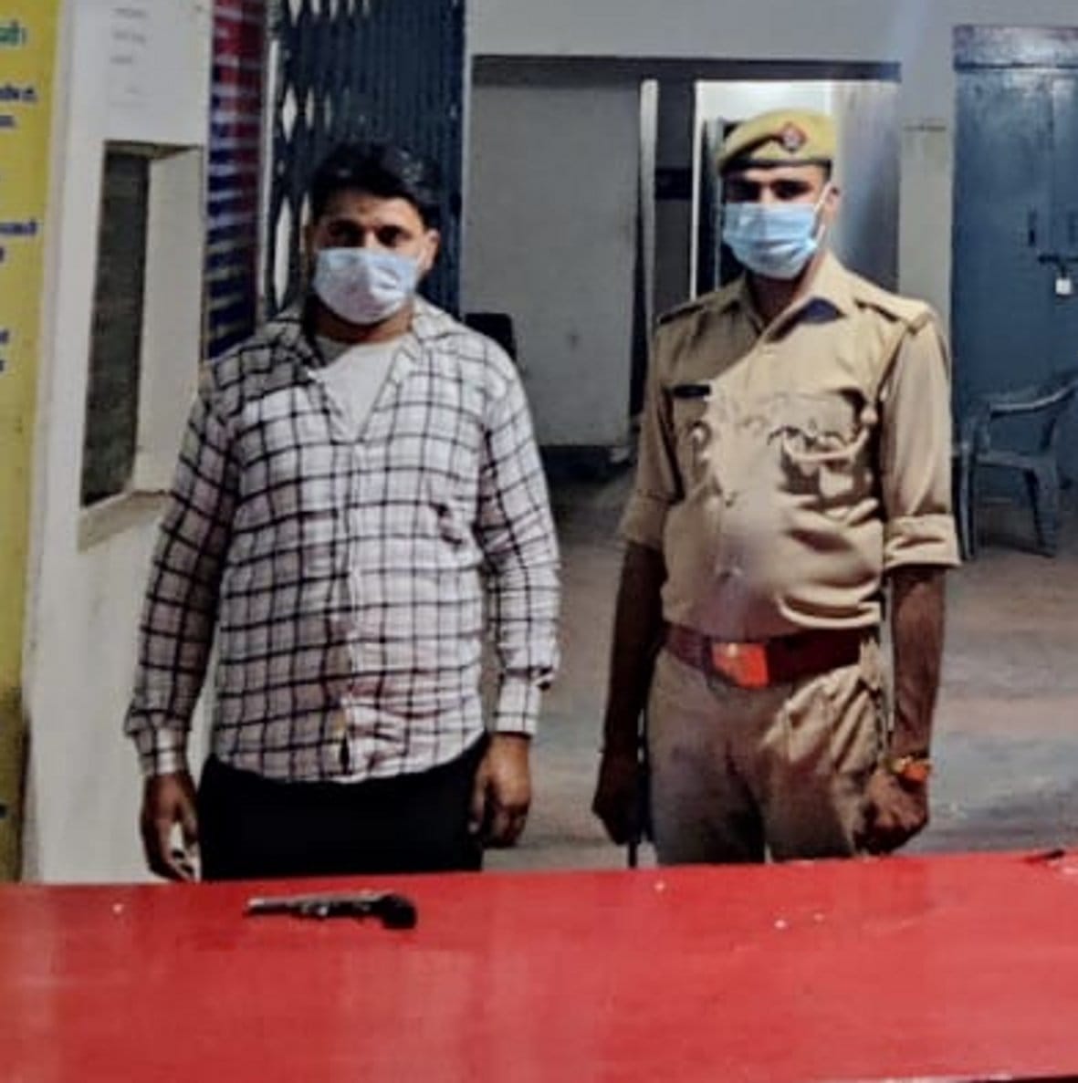 The youth was shot in a dispute of one and a half thousand rupees, when the police reached the bulldozer to demolish the house, the accused reached the police station.